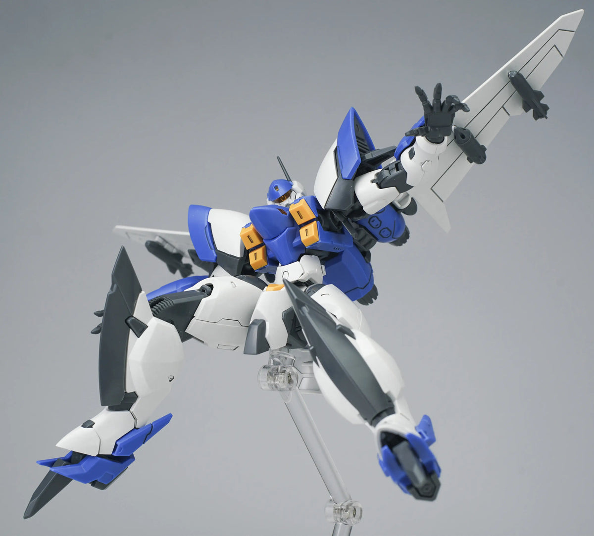 1/144 Ultra Action Trooper: Yun-Que Plastic Model Kit Blue x White Ver.