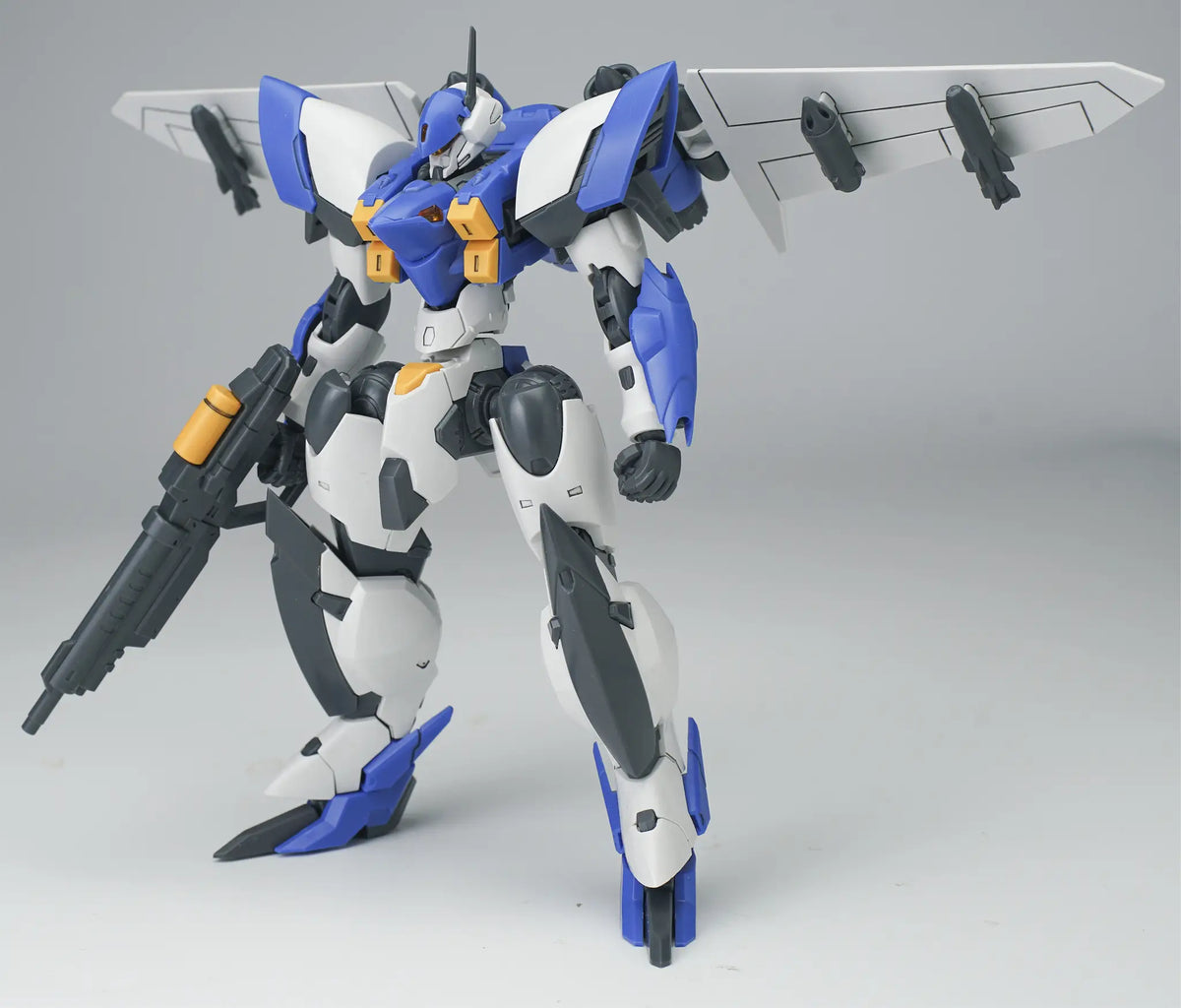1/144 Ultra Action Trooper: Yun-Que Plastic Model Kit Blue x White Ver.