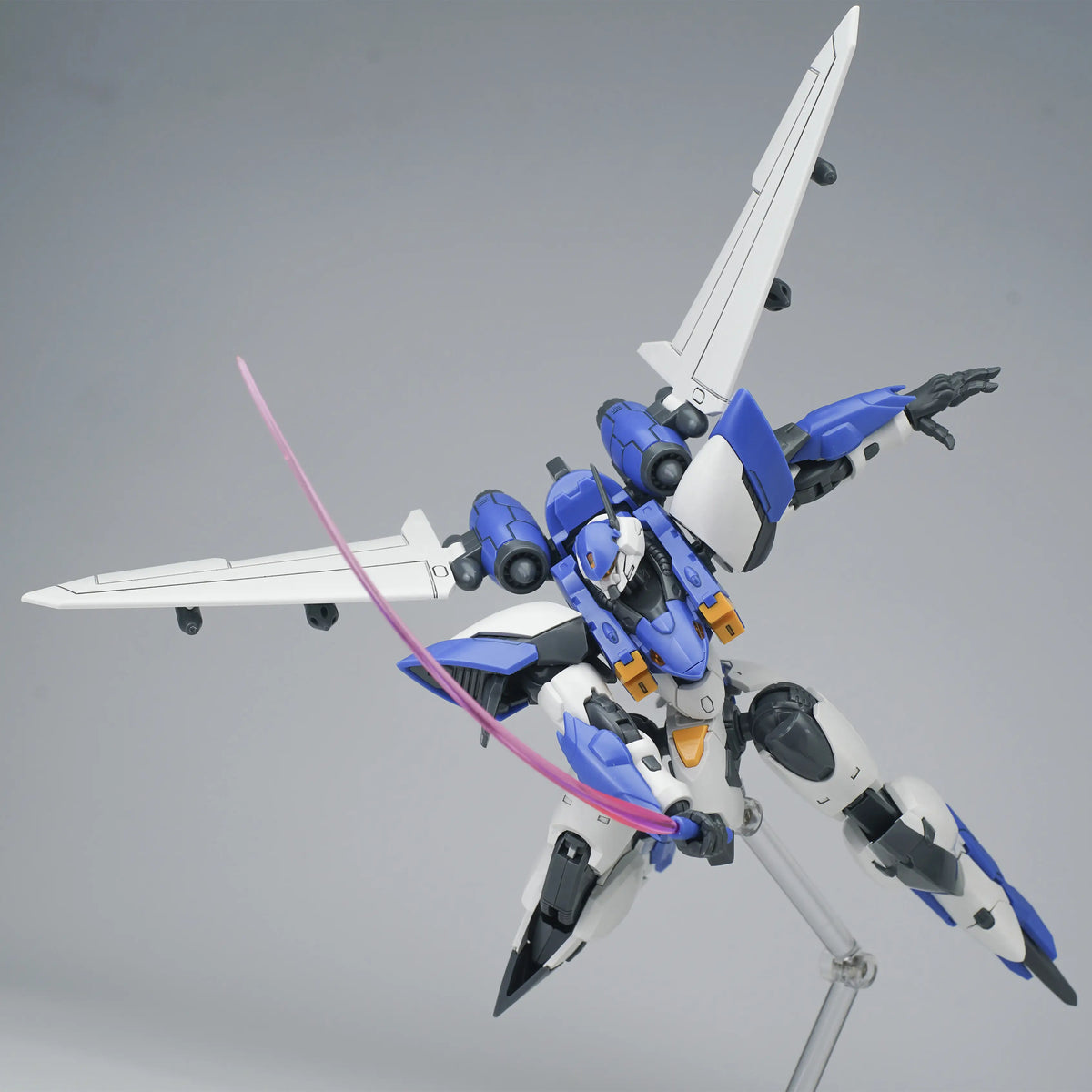 1/144 Ultra Action Trooper: Yun-Que Plastic Model Kit Blue x White Ver.
