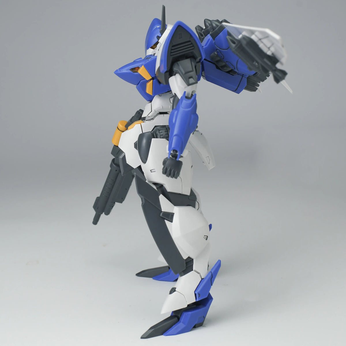1/144 Ultra Action Trooper: Yun-Que Plastic Model Kit Blue x White Ver.