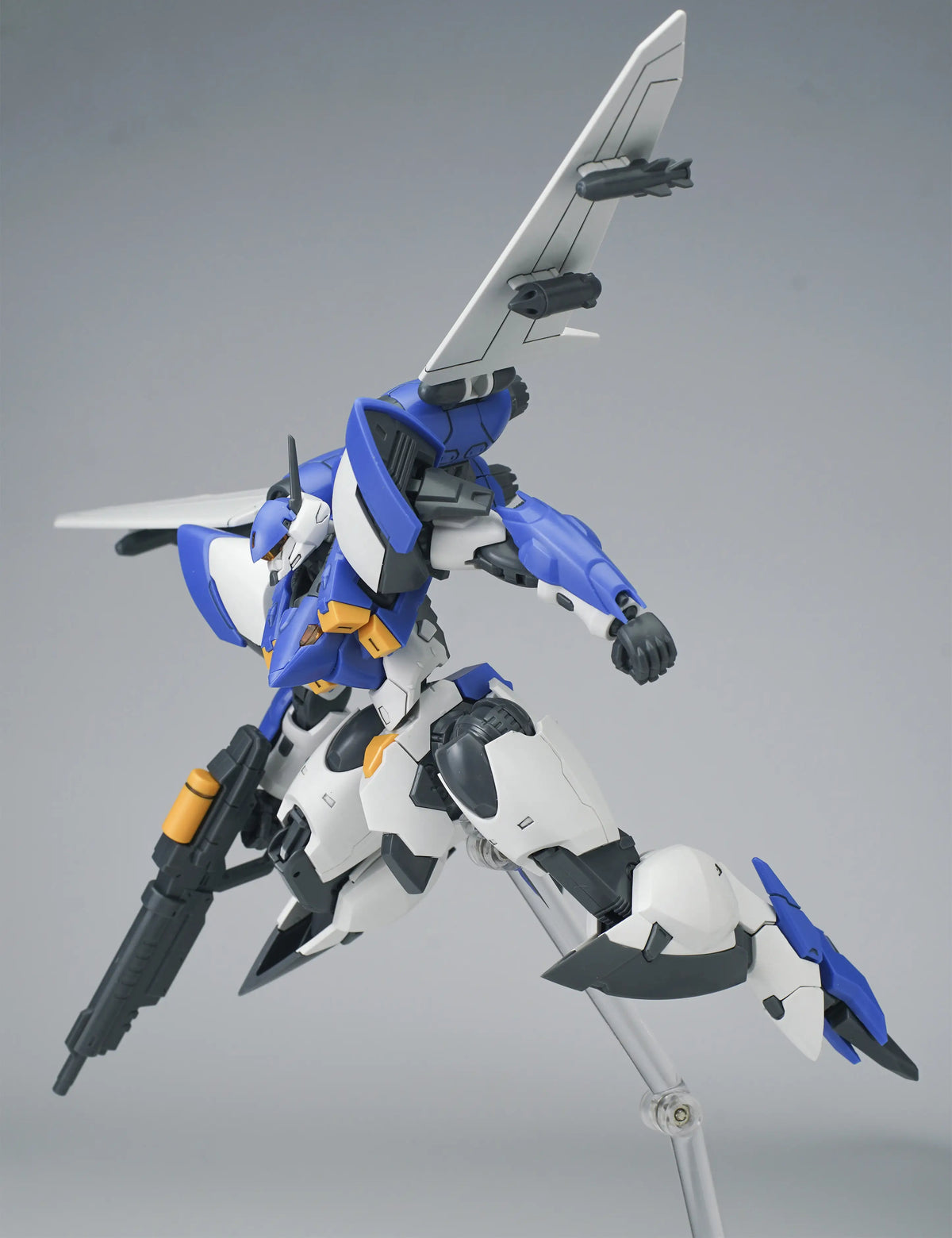 1/144 Ultra Action Trooper: Yun-Que Plastic Model Kit Blue x White Ver.