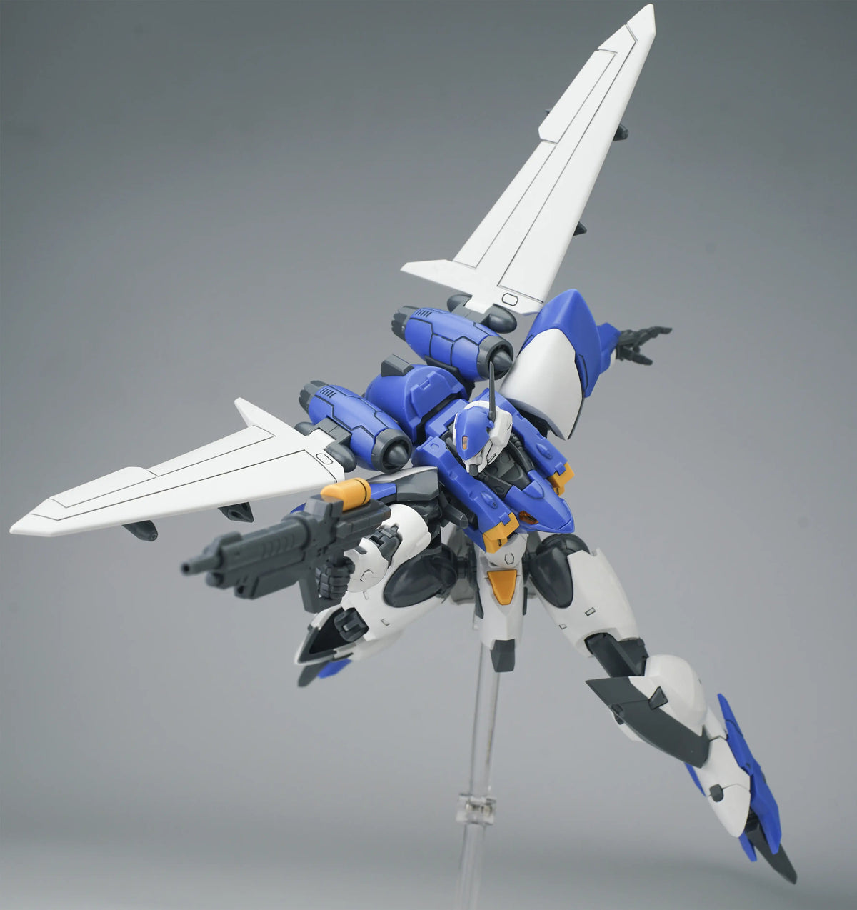 1/144 Ultra Action Trooper: Yun-Que Plastic Model Kit Blue x White Ver.