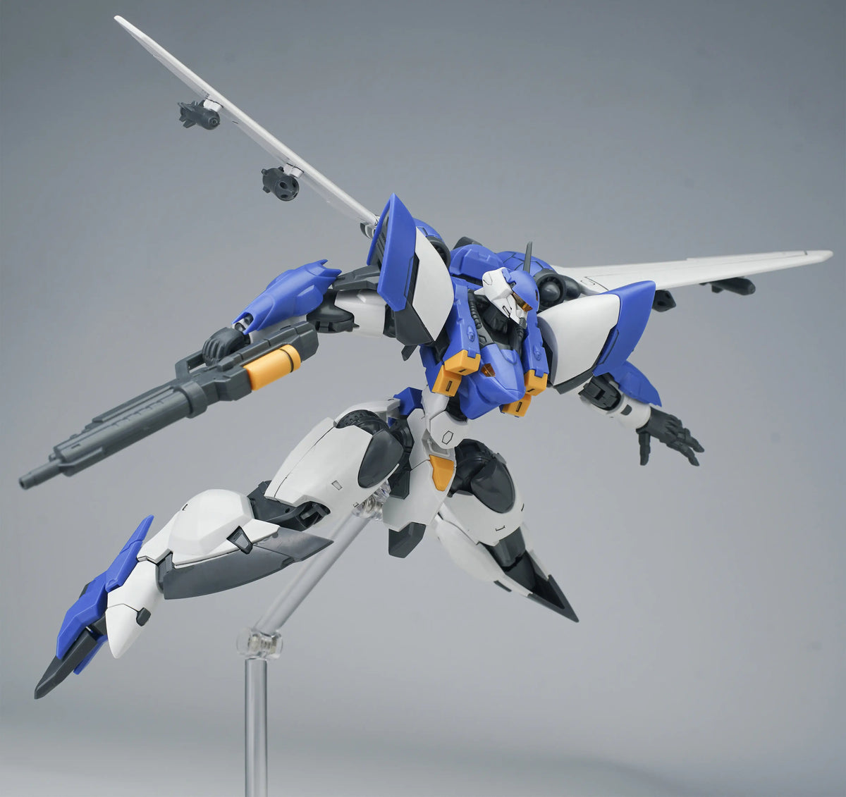 1/144 Ultra Action Trooper: Yun-Que Plastic Model Kit Blue x White Ver.